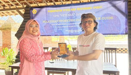 UPN Veteran Jawa Timur memberikan Pelatihan Storytelling bagi Tour Guide Desa Wisata Jajar Gumregah